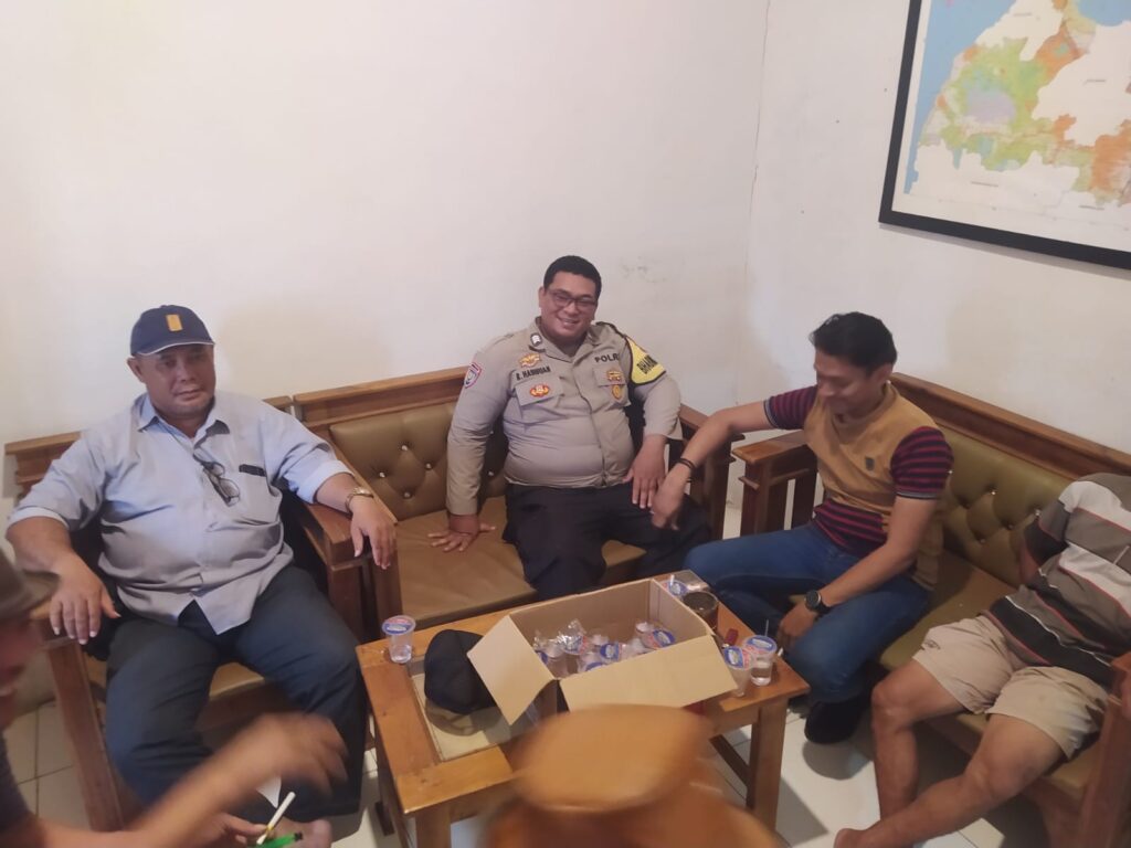 Bhabinkamtibmas Polsek Kopo Polres Serang Sambang Desa Sampaikan Pesan Kamtibmas