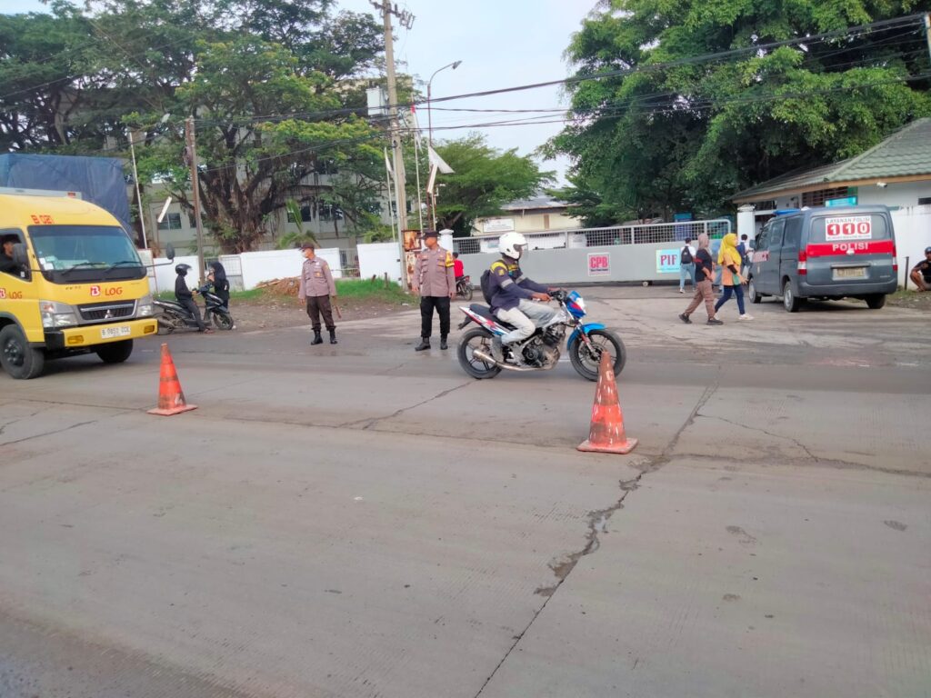 Gatur Lalin, Anggota Polsek Jawilan Polres Serang Laksanakan Strong Point Pagi