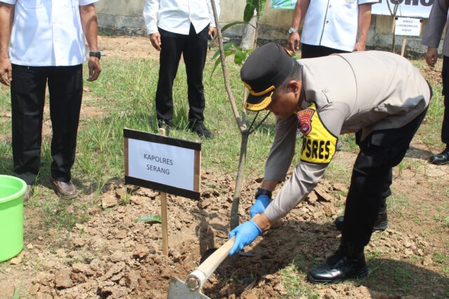 Dukung Gerakan 10 Juta Pohon, Polres Serang Tanam 1500 Pohon