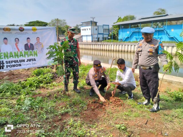 Laksanakan Program Penghijauan Kapolri, Polsek Cikeusal Tanam Pohon Albasiah di Desa Panosogan