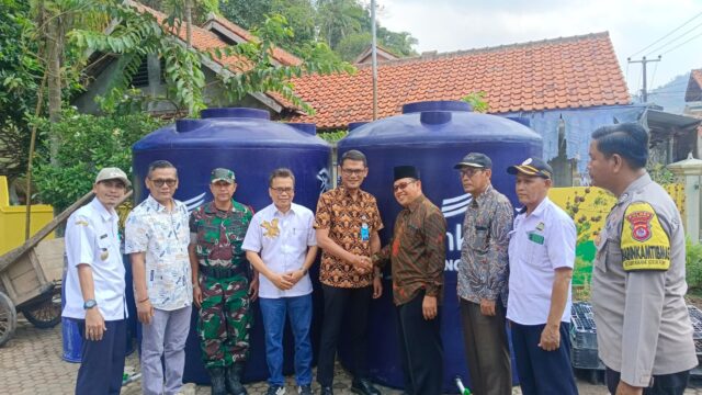 Warga Gerem Bahagia, Terima Bantuan Penampung Air Bersih dari Pimpinan DPRD Kota Cilegon