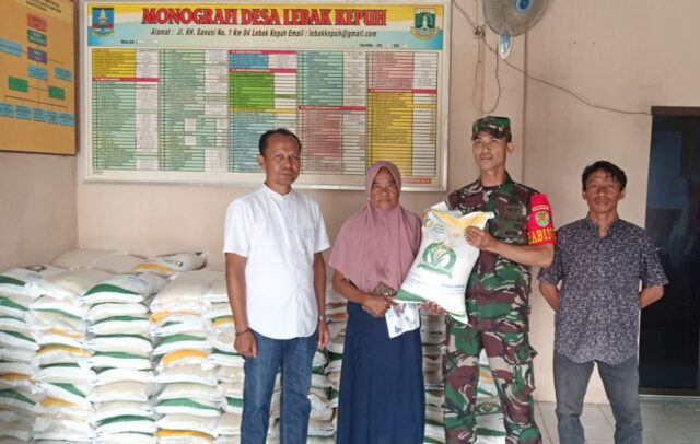 Babinsa Koramil 0602-10/Pontang Dampingi Kades Lebakkepuh Salurkan Bantuan Pangan