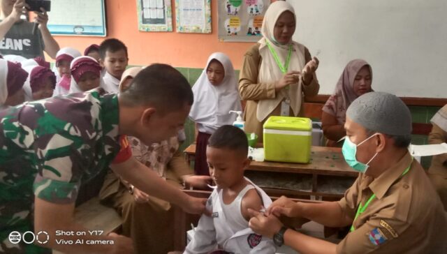 Dukung Program BIAS, Babinsa Kragilan Dampingi Vaksinasi Siswa SD