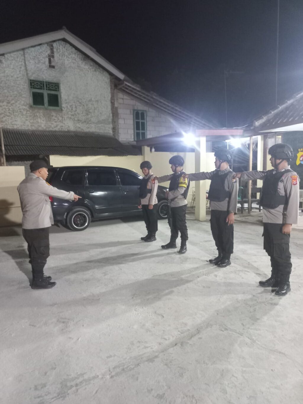 Kanit Samapta Polsek Petir Polres Serang Tingkatkan Keamanan Mako Kanit Samapta Polsek Petir Polres Serang Tingkatkan Keamanan Mako
