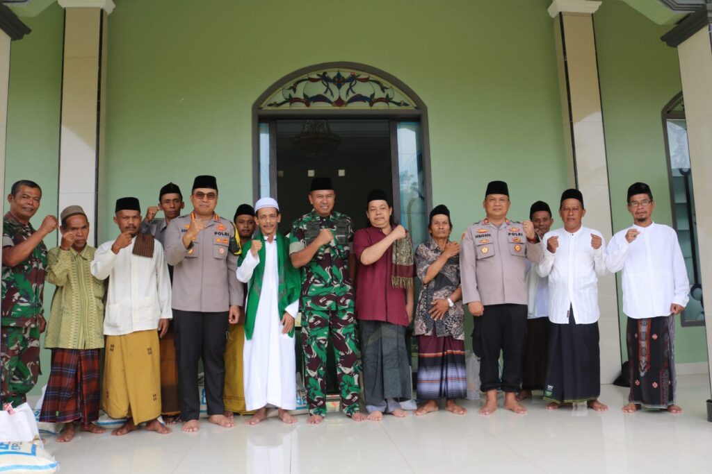 Jum’at Keliling, Dandim 0602/Serang Bersama Kapolresta Serang Berikan Bantuan Sosial