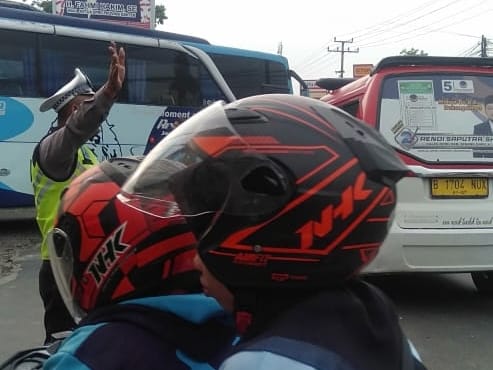 Pelayanan Pagi, Unit Lantas Polsek Cikande Lakukan Gatur Lalin Jam Rawan Macet