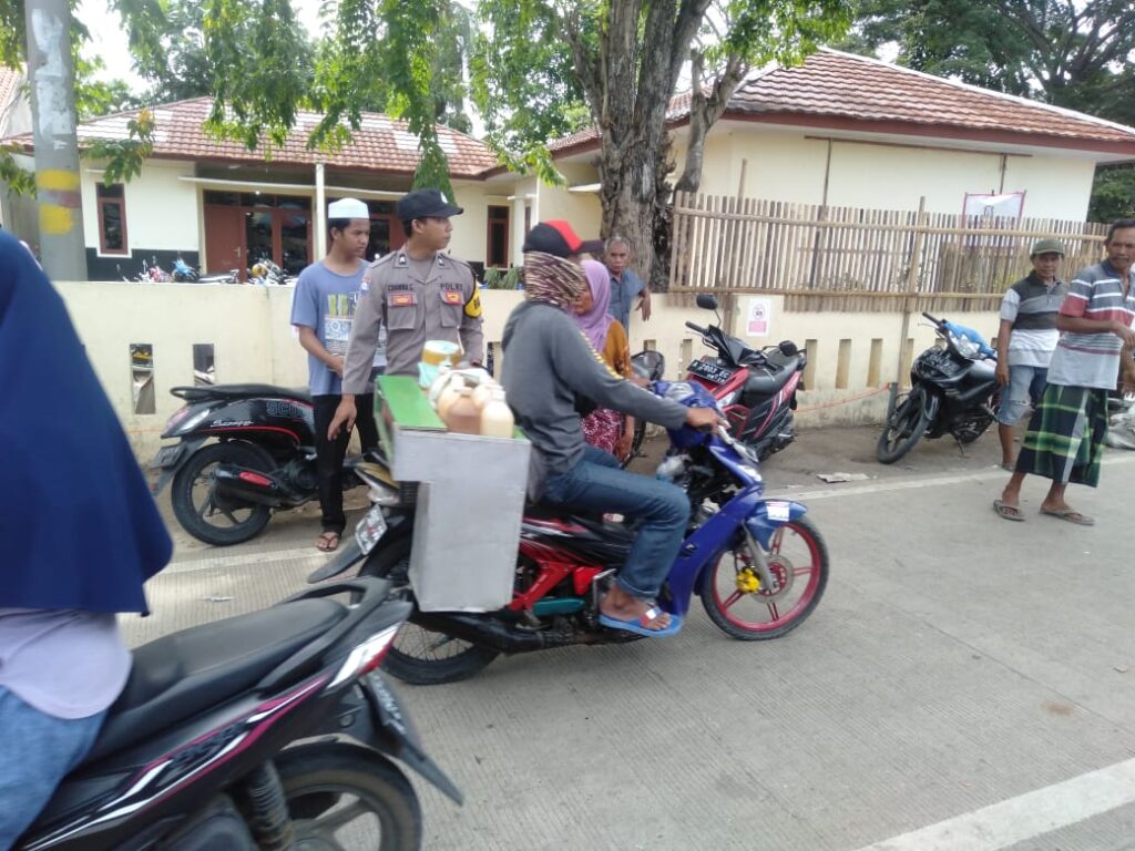 Berikan Keamanan Kepada Masyarakat Di Pasar Begog Pontang, Personil Polsek Pontang Laksanakan Pengaturan Lalu Lintas Pagi Berikan Keamanan Kepada Masyarakat Di Pasar Begog Pontang, Personil Polsek Pontang Laksanakan Pengaturan Lalu Lintas Pagi