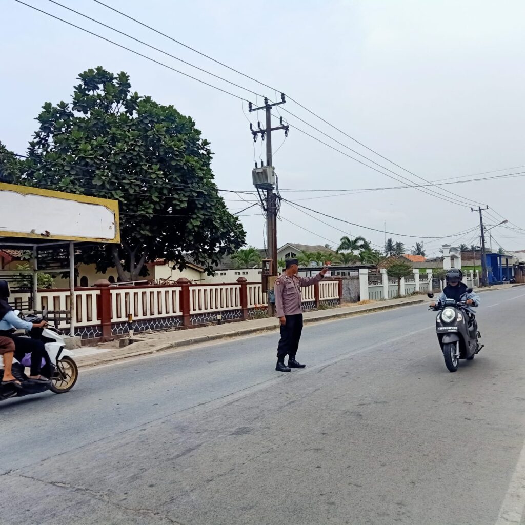 Anggota Polsek Tirtayasa Gatur Sore Ciptakan Rasa Aman Dan Nyaman Kepada Pengendara