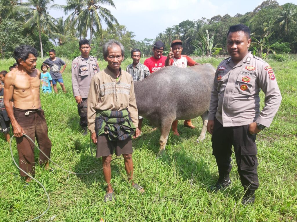 Aksi Anggota Polsek Petir Polres Serang Buat Korban Pencurian Ceria Lagi