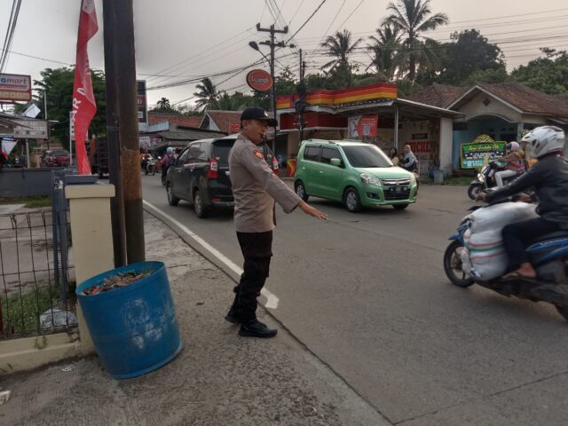 Aipda Agus Sutaryadi KA SPK Polsek Petir Laksanakan Gatur Arus Lalin Dalam Strong Poin Sore
