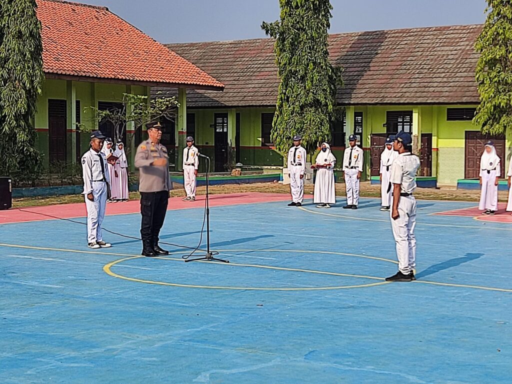 Safari Kamtibmas, Kapolsek Pontang Pimpin Upacara Bendera di SMPN 1 Pontang