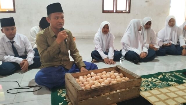 Bentuk Kepedulian, Dandim 0602/Serang Berikan Bantuan Telur Ke Ponpes Nurul Huda