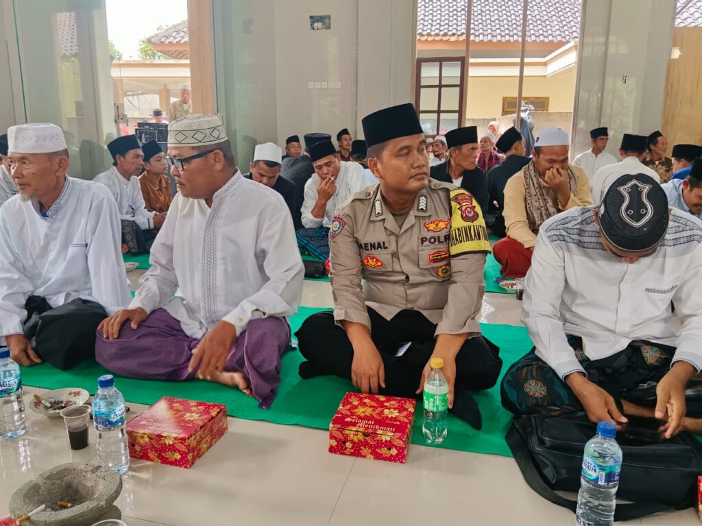 Kanit Intelkam Dan Bhabinkamtibmas Polsek Jawilan Polres Serang Hadiri Pengajian Ulama Umaro Kecamatan Jawilan