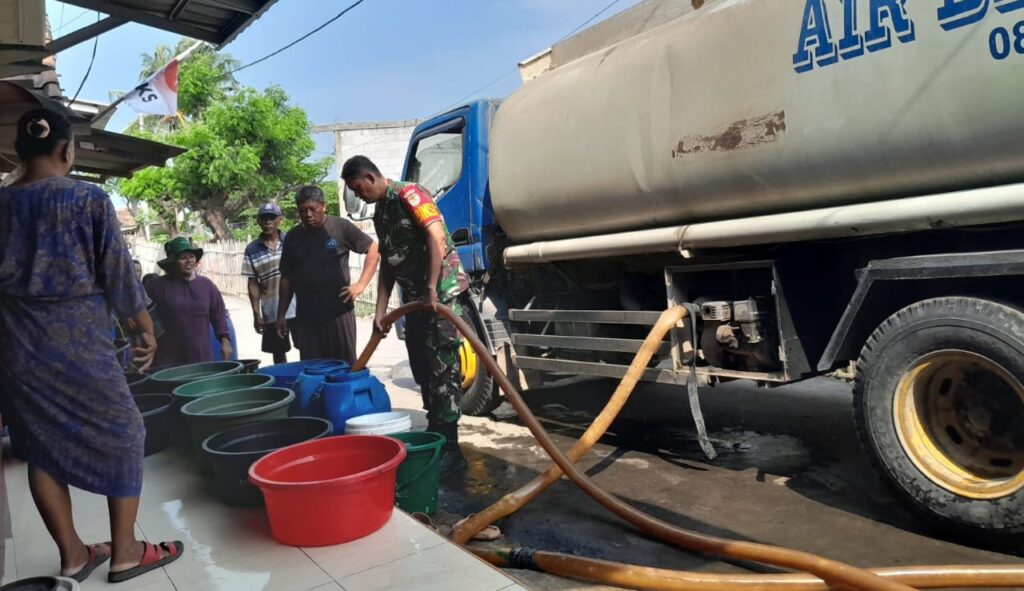 Babinsa Koramil 0602-06/Kramatwatu Berikan Bantuan Air Bersih Kepada Masyarakat Babinsa Koramil 0602-06/Kramatwatu Berikan Bantuan Air Bersih Kepada Masyarakat