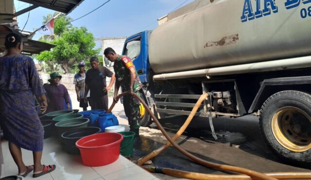 Babinsa Koramil 0602-06/Kramatwatu Berikan Bantuan Air Bersih Kepada Masyarakat