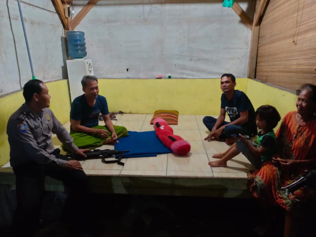 Bhabinkamtibmas Polsek Pamarayan Polres Serang Sambang “Ngariung” Malam Bersama Warga Bhabinkamtibmas Polsek Pamarayan Polres Serang Sambang “Ngariung” Malam Bersama Warga