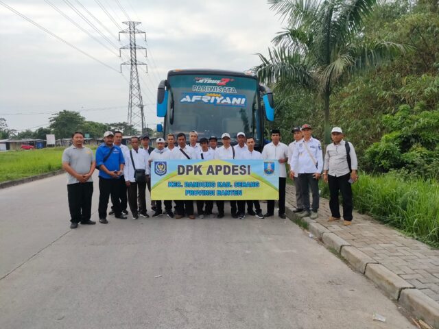 Anggota Polsek Pamarayan Pam dan Monitoring Pemberangkatan Massa Aksi APDESI ke Gedung DPR RI