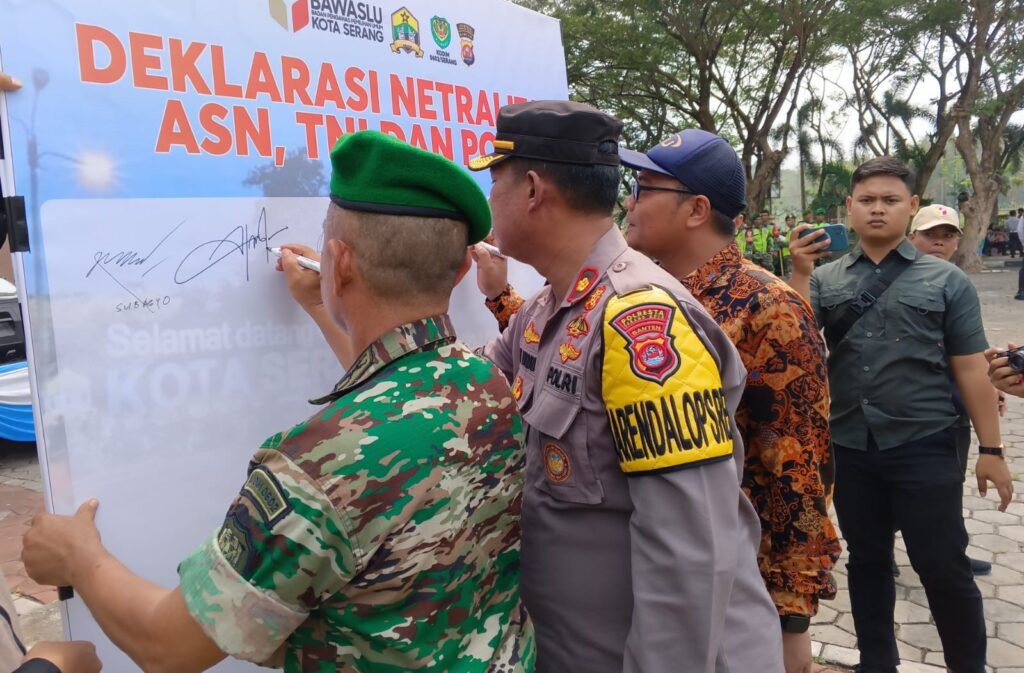 Dandim 0602/Serang Diwakili Pasi Ops Hadiri Deklarasi Netralitas TNI Wilayah Kota Serang Dandim 0602/Serang Diwakili Pasi Ops Hadiri Deklarasi Netralitas TNI Wilayah Kota Serang