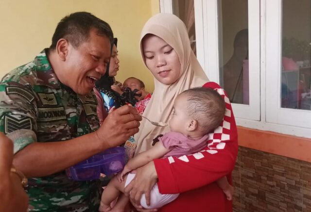 Atasi Stunting, Serma Wadri Babinsa Koramil 0602-13/Padarincang Berikan Makanan Tambahan