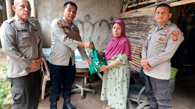 Jumat Berkah Polsek Petir Polres Serang Dengan Bantuan Sosial Berikan Paket Sembako