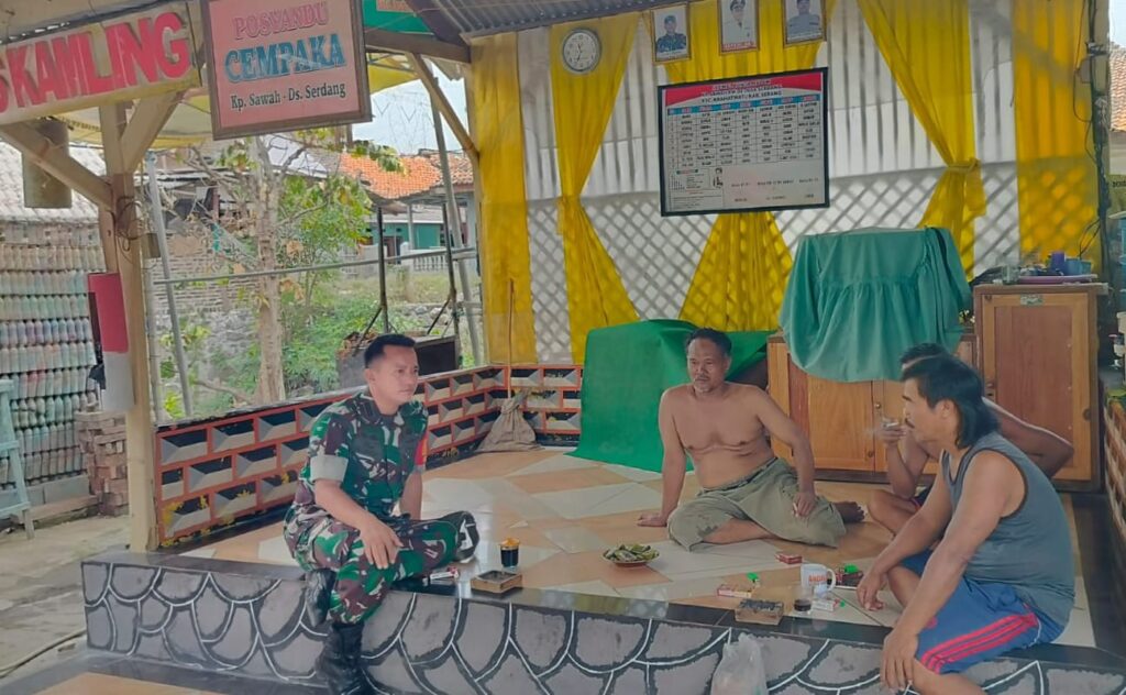 Inilah Cara Pelda Sujarno Babinsa Koramil 0602-06/Kramatwatu Jalin Kedekatan Bersama Warga Inilah Cara Pelda Sujarno Babinsa Koramil 0602-06/Kramatwatu Jalin Kedekatan Bersama Warga