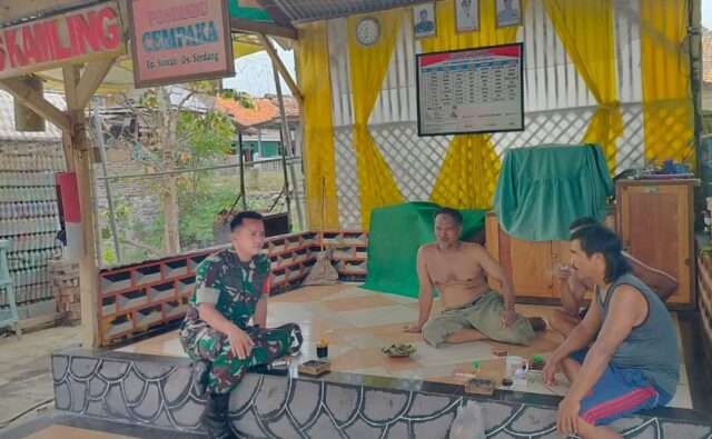 Inilah Cara Pelda Sujarno Babinsa Koramil 0602-06/Kramatwatu Jalin Kedekatan Bersama Warga