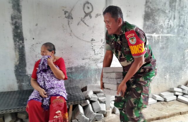 Sertu Subandi Babinsa Koramil 0602-06/Kramatwatu Laksanakan Karbak Pemasangan Paving Blok  