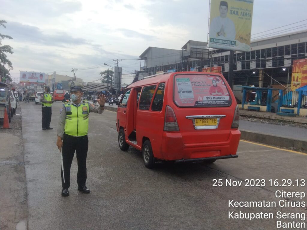 Urai Macet Jalan Arteri Depan Pasar Ciruas, Unit Lantas Polsek Ciruas Gatur Sore Urai Macet Jalan Arteri Depan Pasar Ciruas, Unit Lantas Polsek Ciruas Gatur Sore