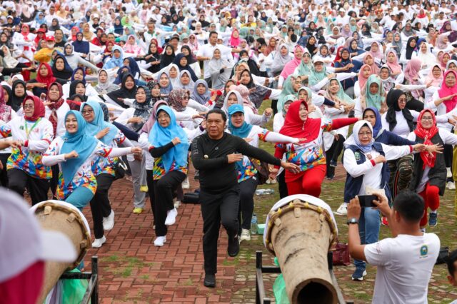 Pj Gubernur Banten Senam Sehat Bersama Ribuan Guru dan Warga Kabupaten Pandeglang