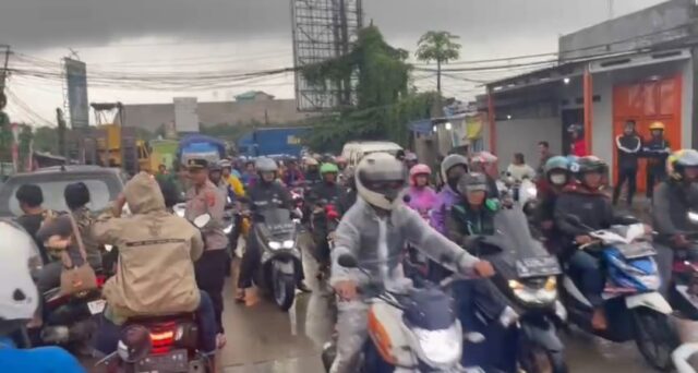 Kapolsek Kopo Lakukan Pengamanan Pemberangkatan Massa Aksi Buruh Ke Kantor Bupati Serang