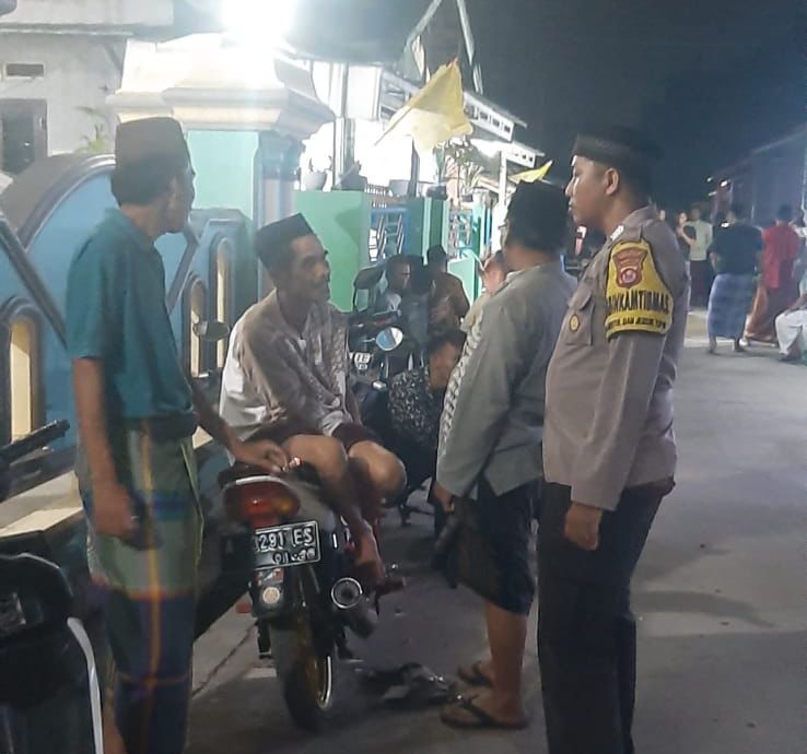 Wujud Kepedulian dan Rasa Empati, Bripka Norman Bhabinkamtibmas Polsek Kragilan Takziah Kepada Warga yang Berduka Wujud Kepedulian dan Rasa Empati, Bripka Norman Bhabinkamtibmas Polsek Kragilan Takziah Kepada Warga yang Berduka