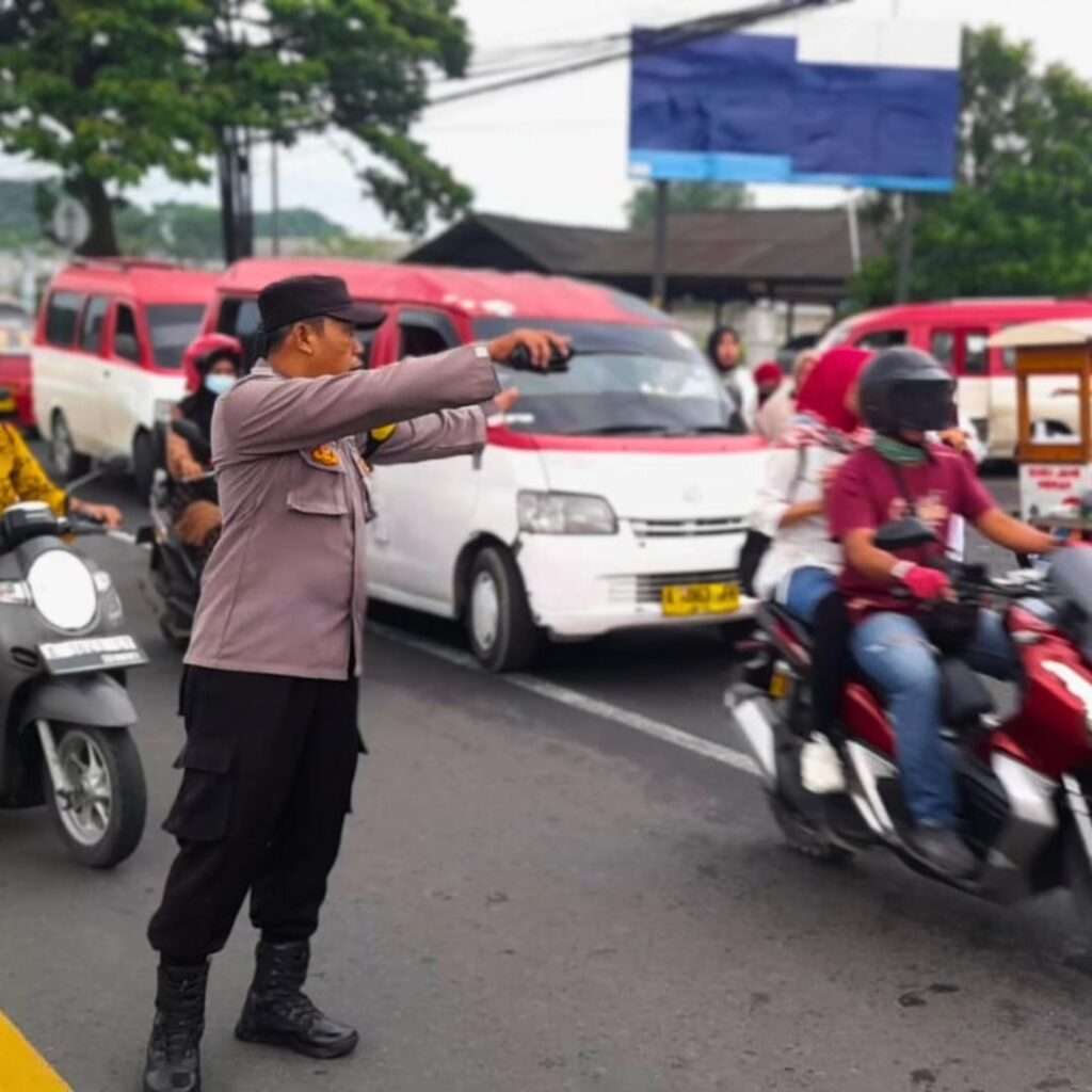 Strong Point Pagi, Subsektor Kibin Polsek Cikande Melaksanakan Gatur Lalin Antisipasi Kemacetan