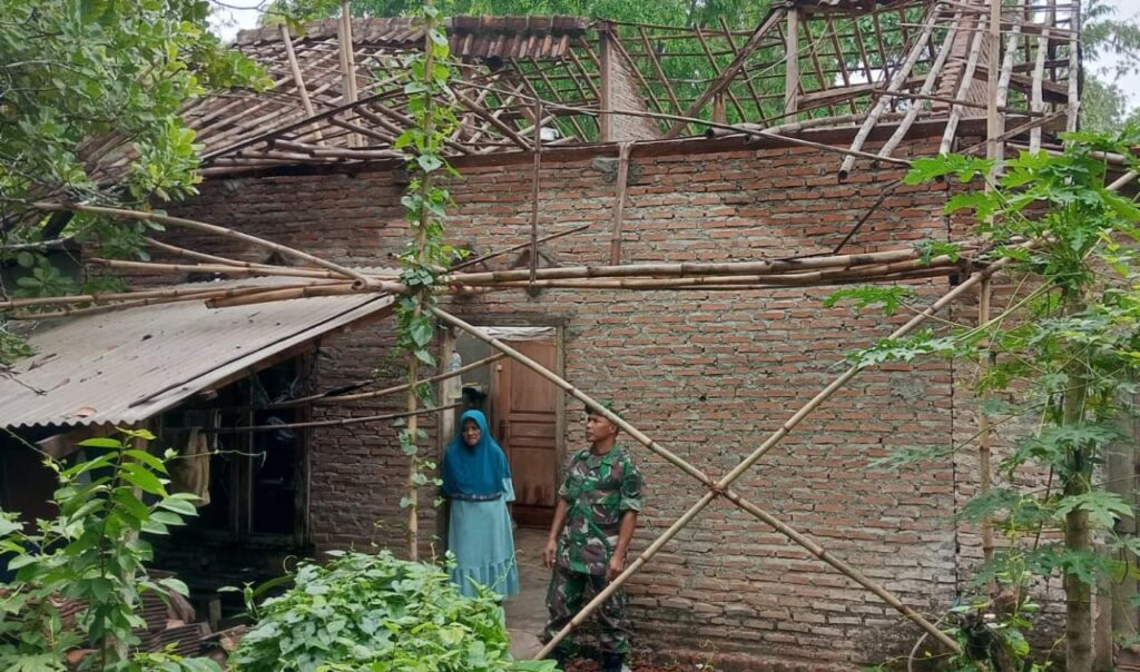 Babinsa Koramil 0602-18/Kragilan Bantu Rehab Rumah Warga dan Berikan Bantuan Material