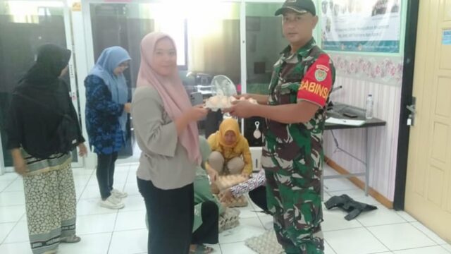 Percepat Penurunan Stunting, Babinsa Kodim 0602/Serang Bantu Salurkan Makanan Tambahan 