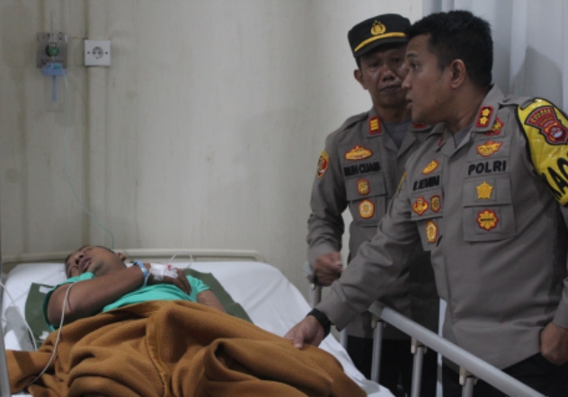 Kapolres Serang Jenguk Korban Penembakan Percobaan Pencurian Dengan Kekerasan Di Ciruas
