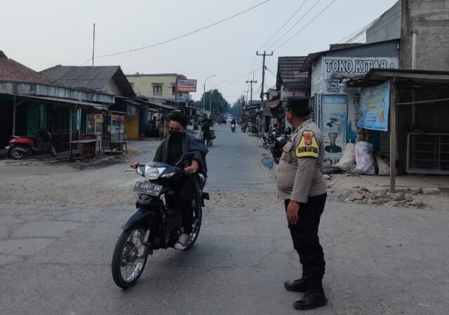 Antisipasi Laka Lantas Polsek Kopo Polres Serang Melakukan Strong Point Sore
