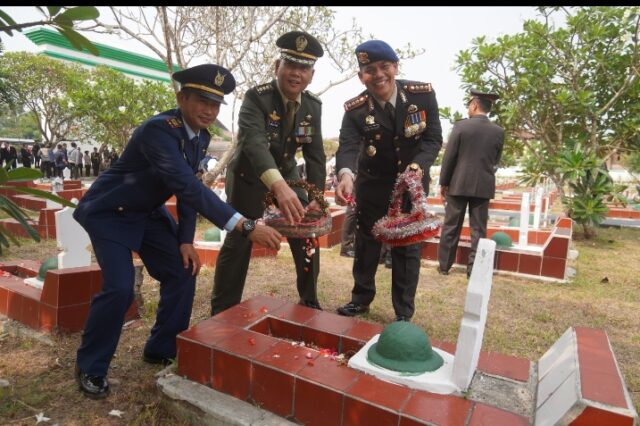 Peringati Hari Pahlawan, Korem 064/MY Gelar Upacara Dan Ziarah Di TMP