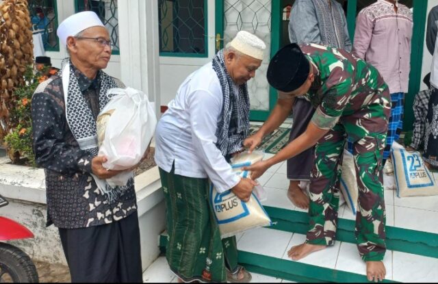 Sambut Hari Pahlawan, Dandim 0602/Serang Serahkan Bantuan Sembako Kepada Masyarakat