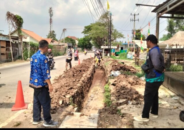 Atasi Masalah Genangan Air, UPTDPJJ Seragon Pasang U-dith di Jalan Simpang Taktakan-Gunung Sari