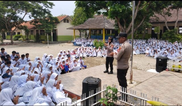 Kanit Binmas Polsek Petir Dampingi Sat Binmas Polres Serang Berikan Penyuluhan Bahaya Kenakalan Remaja Di SMPN 1 Petir