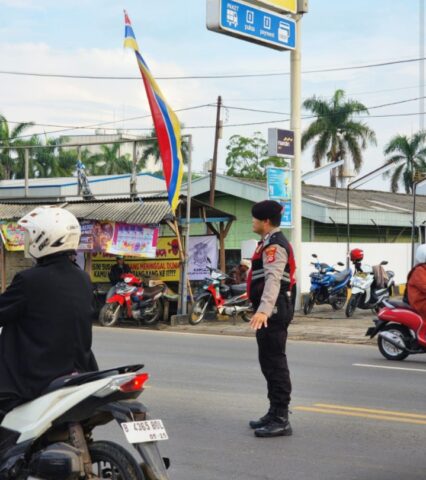 Lancarkan Arus Lalulintas dan Cegah Gangguan Kamtibmas, Personel Satsamapta Polres Serang laksanakan Strong Point Pagi