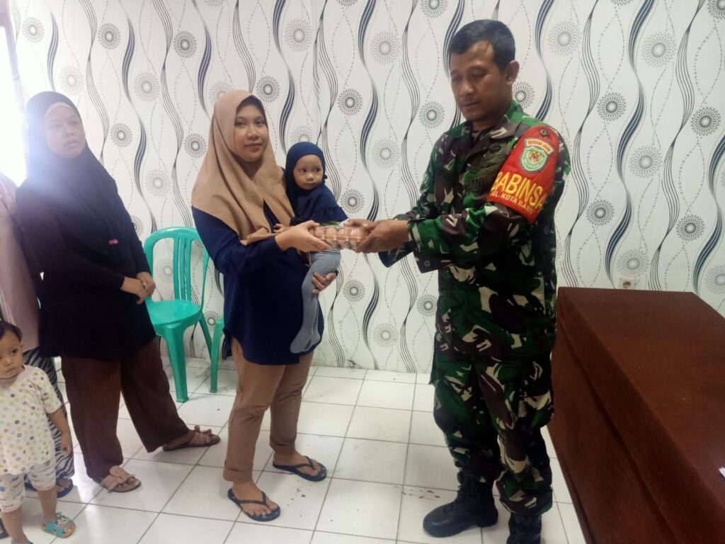 Cegah Stunting, Serka Somad Babinsa Koramil 0602-01/Kota Serang Salurkan Makanan Tambahan