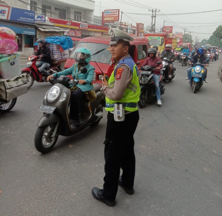 Pastikan Arus Lalin Lancar, Unit Lantas Polsek Kragilan Laksanakan Gatur Sore