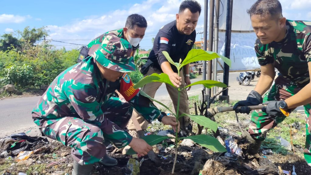 Koramil 0602-06/Kramatwatu Bersihkan Tumpukan Sampah Dan Lakukan Penghijauan