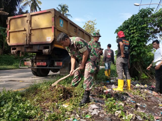 Koramil 0602-13/Padarincang Laksanakan Karbak Pembersihan Sampah Bersama Warga