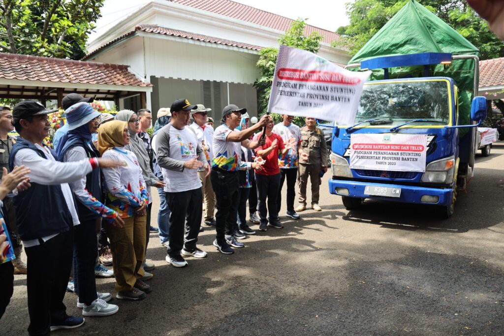 Pj Gubernur Banten Salurkan Bansos Penangan Kemiskinan Ekstrem di Kabupaten Lebak