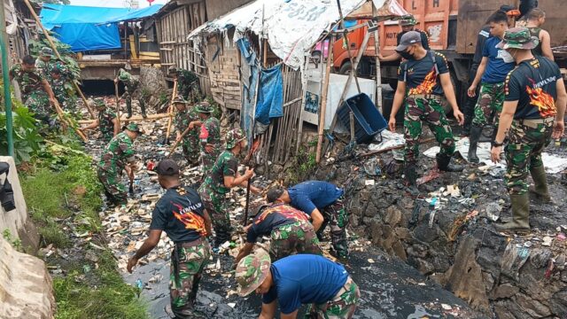 Karya Bakti TNI, Kodim 0602/Serang Bersihkan Tumpukan Sampah Di Saluran Air Rau Timur