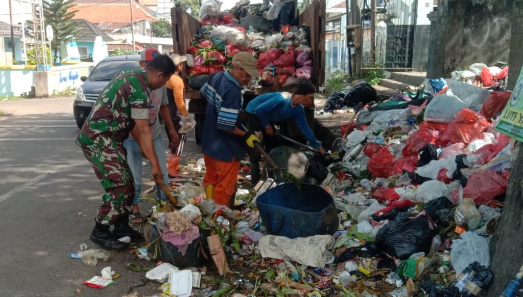 Koramil 0602-01/Kota Serang Laksanakan Karbak Pembersihan Sampah Bersama Warga