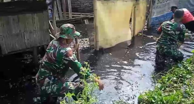 Antisipasi Banjir, Koramil 0602-18/Kragilan Bersihkan Saluran Irigasi Bersama Masyarakat