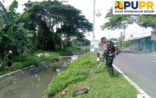 Kapten Kav Baskara Danramil 0602-11/Tirtayasa Terjun Langsung Membersihkan Jalan